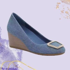 Anne Klein Women’s Sadie Wedge Pump Shoes 7.5M Blue Denim Chain Buckle Round Toe